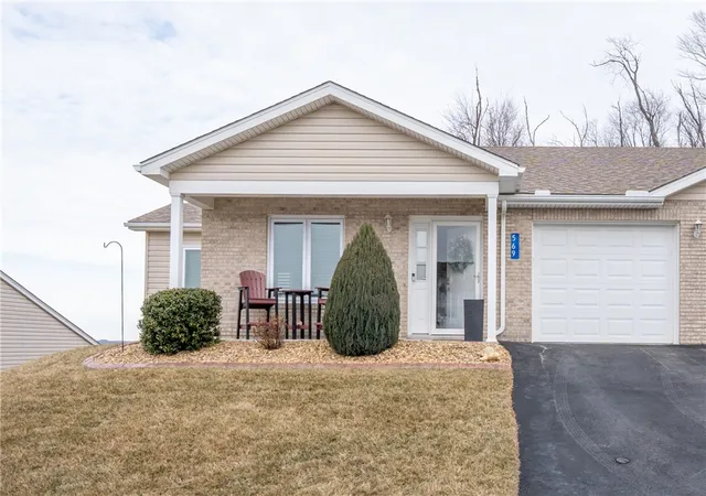 Homes for sale in Derry Twp, PA | 569 Sunview Cir, Derry Twp, PA 15650 | MLS# 1738140
