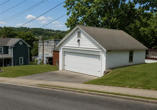 Photo 3 of Single family home for sale at 205 E High St, Waynesburg, PA 15370 | MLS# 1739043 | Listing updated on 2026-08-31
