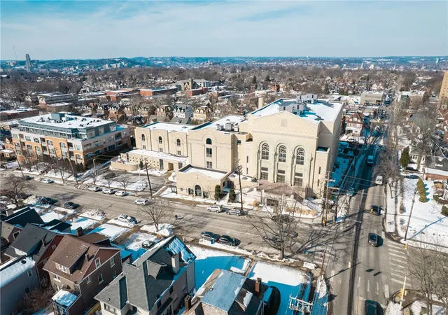 2nd image of 5859 Beacon St, Squirrel Hill, PA 15217