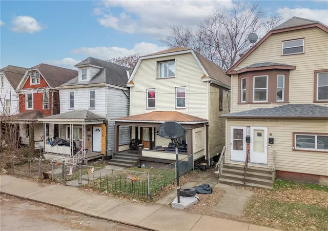 Photo 3 of Single family home for sale at 1233 Kenneth Ave, Arnold, PA 15068 | MLS# 1739524 | Listing updated on 2026-08-03