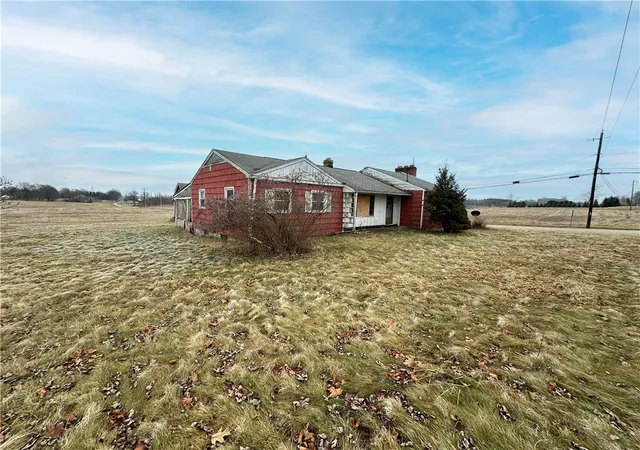 Photo 2 of Single family home for sale at 307 Mcclelland Rd, New Castle, PA 16102 | MLS# 1740221 | Listing updated on 2026-04-21