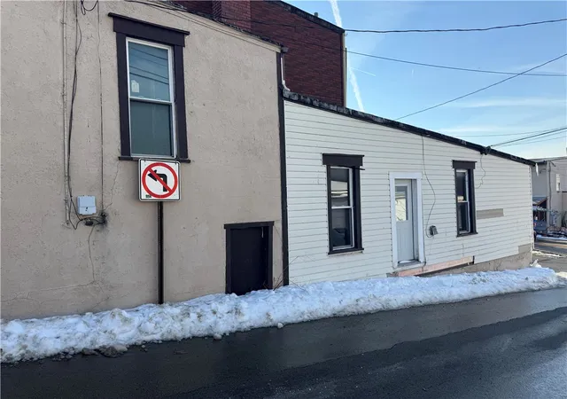Homes for sale in Jeannette, PA | 211 S 3Rd St, Jeannette, PA 15644 | MLS# 1740968