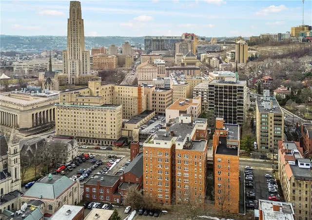 Listing Photo 2 - Condo for sale in building located at 144 N Dithridge St, Oakland, PA 15213 - Unit #206