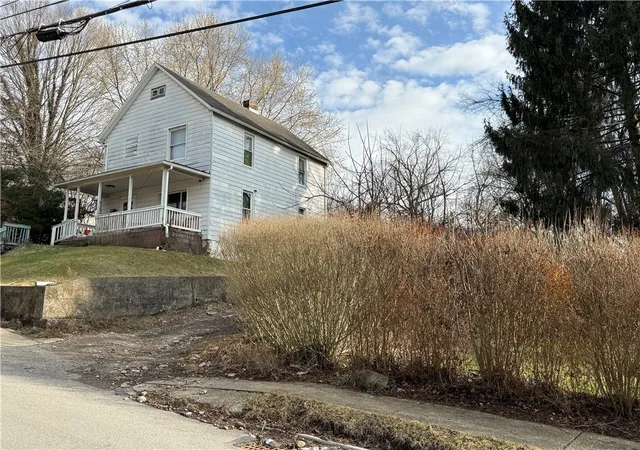 Photo 2 of Single family home for sale at 420 E Lutton St, New Castle, PA 16101 | MLS# 1742521 | Listing updated on 2026-07-08