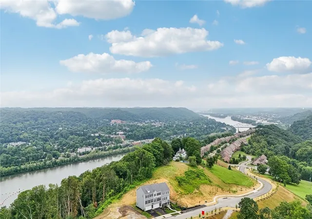 2nd image of 139 River Ridge Dr, Moon/crescent Twp, PA 15108 | MLS# 1743047