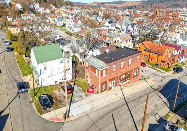 2nd image of 800 4th St, Ellwood City, PA 16117 | MLS# 1743241