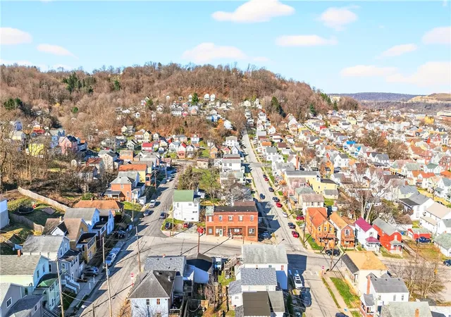 3rd image of 800 4Th St, Ellwood City, PA 16117 | MLS# 1743241