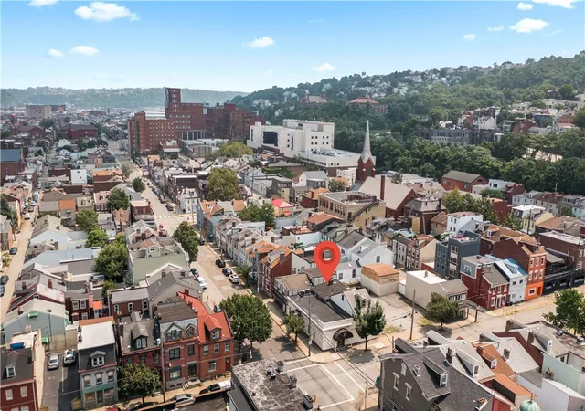 Photo 4 of House for sale at 133 S 18th Street, Pittsburgh, PA 15203 | MLS# 1743447 | Listing updated on 2026-03-13