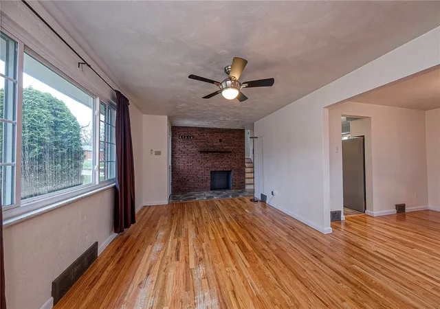 3rd image of 4798 Oakridge Dr, Whitehall, PA 15227 | MLS# 1743667