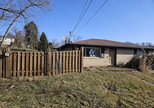 Photo 3 of Sale Pending at 900 Sycamore St, Washington, PA 15301 | MLS# 1743797 | Listing updated on 2026-06-30