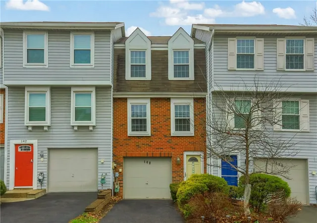 Homes for sale in Ross Twp, PA | 140 Rossmor Ct, Ross Twp, PA 15229 | MLS# 1744044