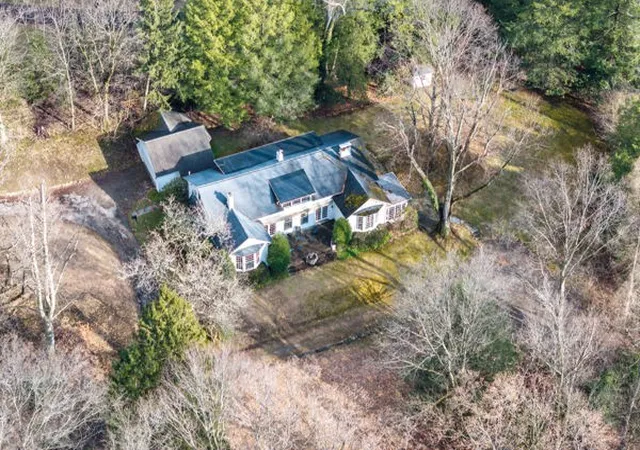 2nd image of 804 Persimmon Rd, Sewickley Heights, PA 15143 | MLS# 1744638