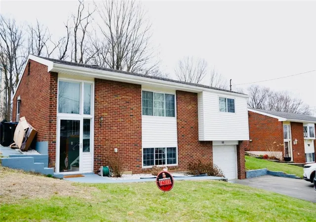 Photo 3 of Single family home for sale at 180 Rosemont Dr, Coraopolis, PA 15108 | MLS# 1744751 | Listing updated on 2026-05-24