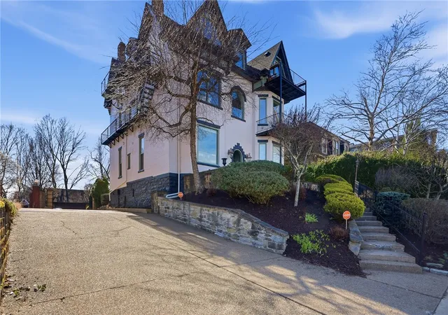 3rd image of 229 Grandview Ave #3, Mt Washington, PA 15211 | MLS# 1744872