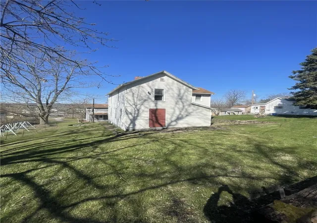 Photo 2 of Manufactured home for sale at 629 Forrest St, New Castle, PA 16101 | MLS# 1745061 | Listing updated on 2026-05-01