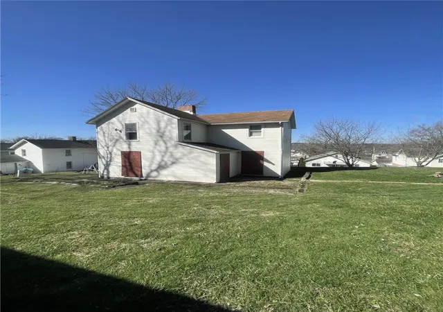 Photo 2 of Manufactured home for sale at 629 Forrest St, New Castle, PA 16101 | MLS# 1745061 | Listing updated on 2026-05-01