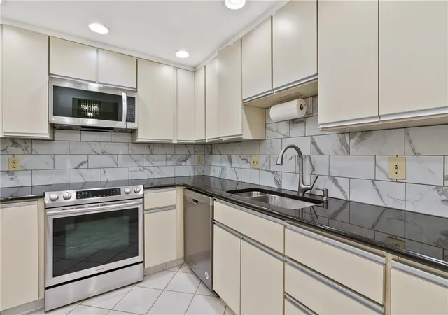 Homes for sale in Squirrel Hill, PA | 5600 Munhall Rd #203, Squirrel Hill, PA 15217 | MLS# 1745754