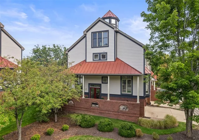 2nd image of 7 Waterside Pl, Washington's Landing, PA 15222 | MLS# 1745860