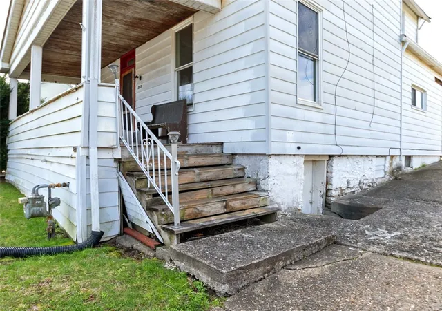 Homes for sale in Jeannette, PA | 303 Agnew Rd, Jeannette, PA 15644 | MLS# 1746092