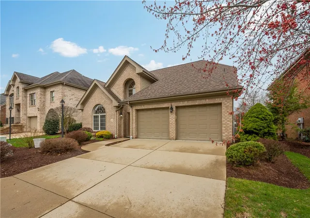 Homes for sale in Collier Twp, PA | 3040 Annandale Dr, Collier Twp, PA 15142 | MLS# 1746810