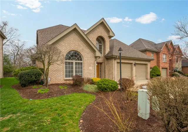 Homes for sale in Collier Twp, PA | 3040 Annandale Dr, Collier Twp, PA 15142 | MLS# 1746810