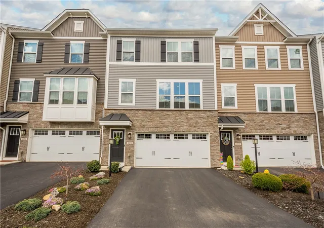 Homes for sale in South Park, PA | 4031 Crown Dr, South Park, PA 15129 | MLS# 1747174
