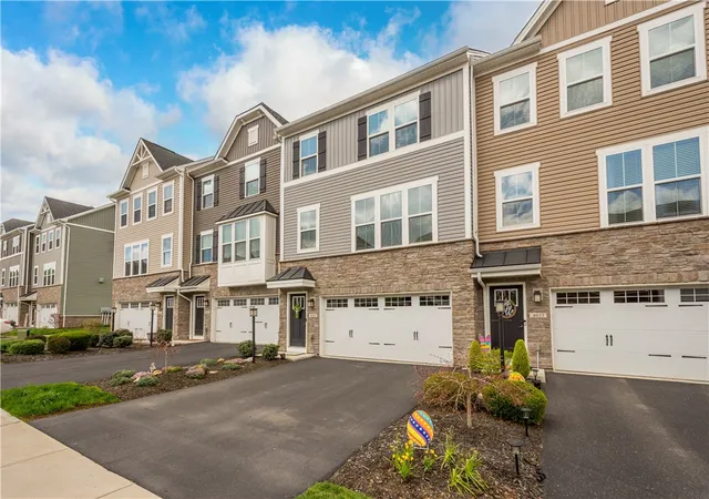 Homes for sale in South Park, PA | 4031 Crown Dr, South Park, PA 15129 | MLS# 1747174