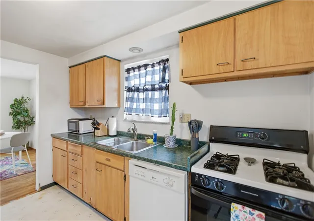 Photo 4 of Single family home for sale at 1704 Creedmoor Ave, Pittsburgh, PA 15226 | MLS# 1747529 | Listing updated on 2026-06-03