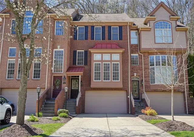 Homes for sale in Franklin Park, PA | 2119 Huntington Ct S, Franklin Park, PA 15090 | MLS# 1747623