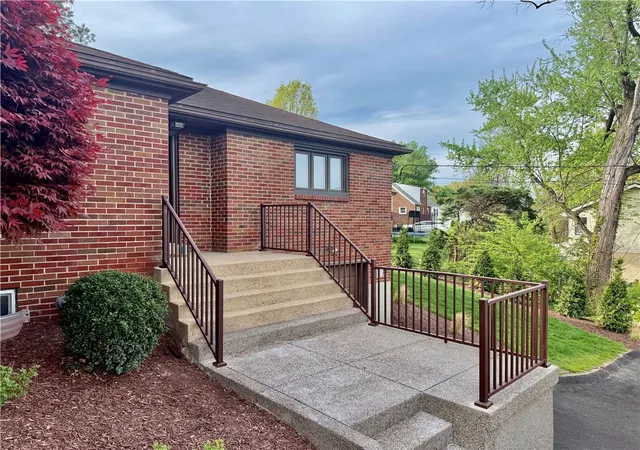 2nd image of 211 Lesnett Rd, Upper St Clair, PA 15241 | MLS# 1748144