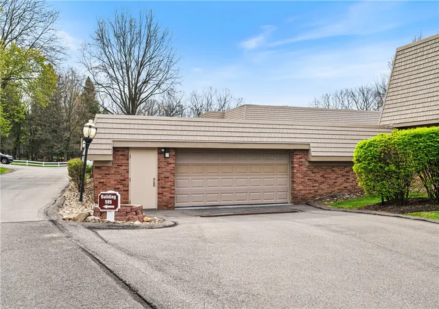 2nd image of 605 Calais Dr, Pittsburgh, PA 15237