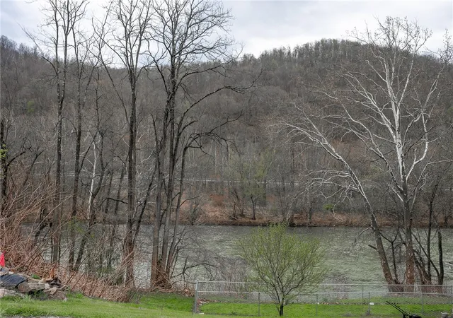 3rd image of 185 Front St, Robinson, PA 15949 | MLS# 1748576
