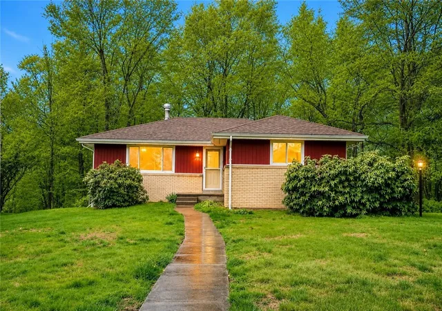 1st image of 194 Woodridge Dr, Brighton Twp, PA 15009 | MLS# 1748498