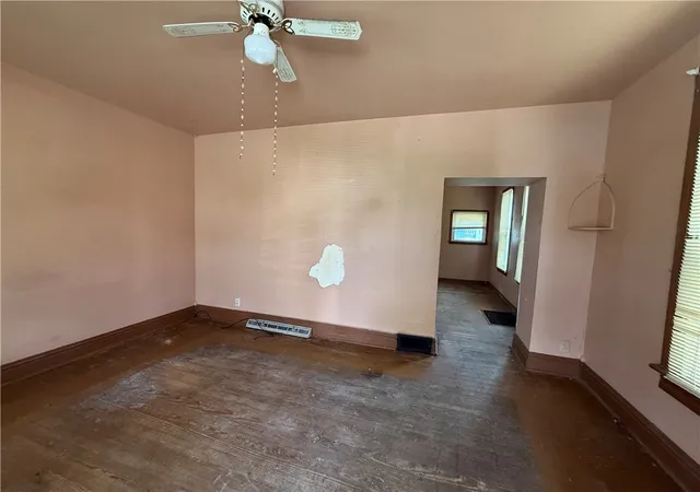 3rd image of 308 E Division St, New Castle, PA 16101 | MLS# 1748834