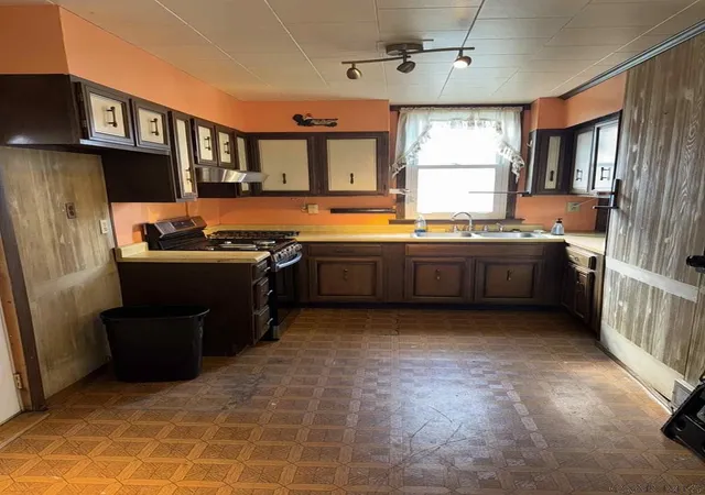 2nd image of 910 Harrison Ave, Jeannette, PA 15644 | MLS# 1748819
