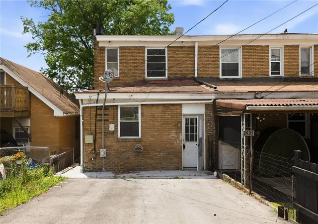Homes for sale in Brentwood, PA | 2927 Willett Rd, Brentwood, PA 15227 | MLS# 1749151
