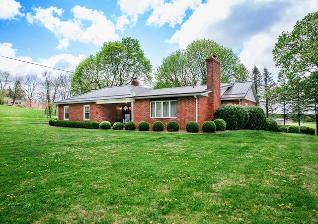 Homes for sale in Washington Twp, PA | 854 N Washington Rd, Washington Twp, PA 16050 | MLS# 1749237