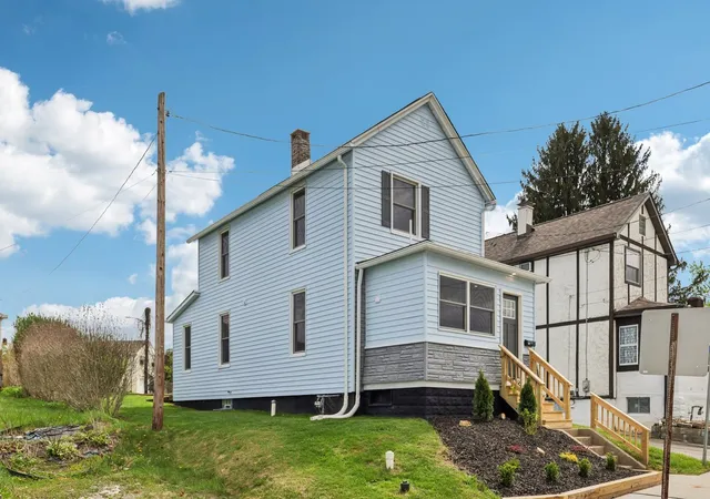 Photo 2 of Sale Pending at 613 Oak St, Vandergrift, PA 15690 | MLS# 1749982 | Listing updated on 2026-06-30