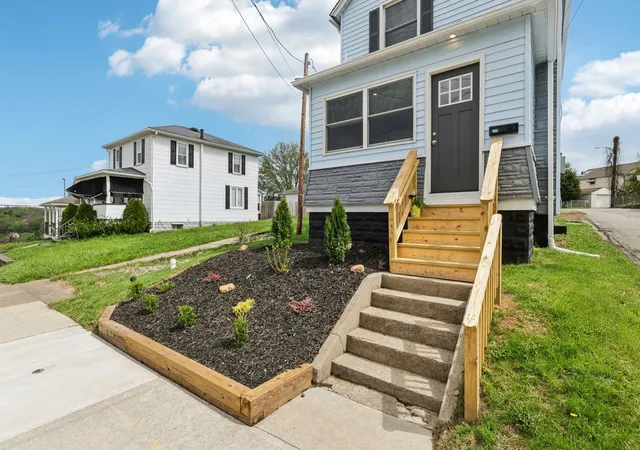 Photo 3 of Sale Pending at 613 Oak St, Vandergrift, PA 15690 | MLS# 1749982 | Listing updated on 2026-06-30