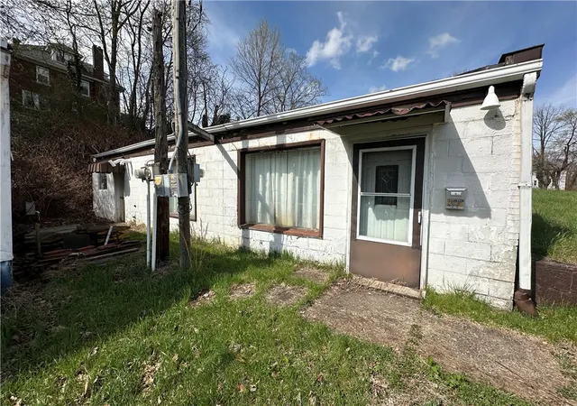 2nd image of 800 Sidney St, Southwest Greensburg Boro, PA 15601 | MLS# 1750103