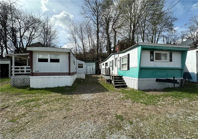 4th image of 800 Sidney St, Southwest Greensburg Boro, PA 15601 | MLS# 1750103