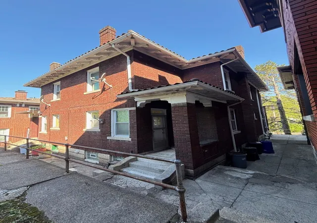 Photo 4 of Townhouse for sale at 5550 Phillips Ave, Squirrel Hill, PA 15217 | MLS# 1750210 | Listing updated on 2026-05-22