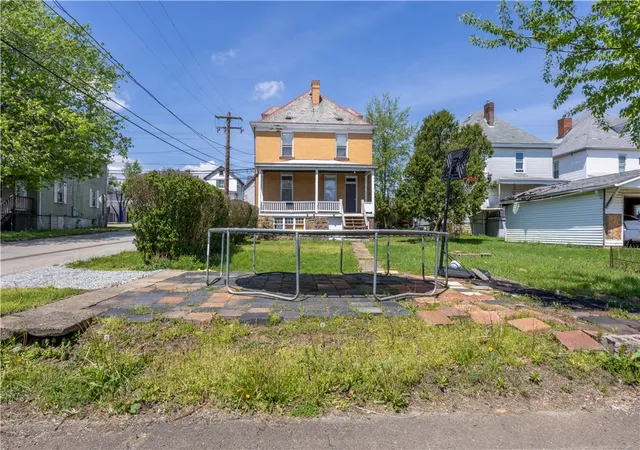 Homes for sale in Uniontown, PA | 189 S Mount Vernon Ave, Uniontown, PA 15401 | MLS# 1750351