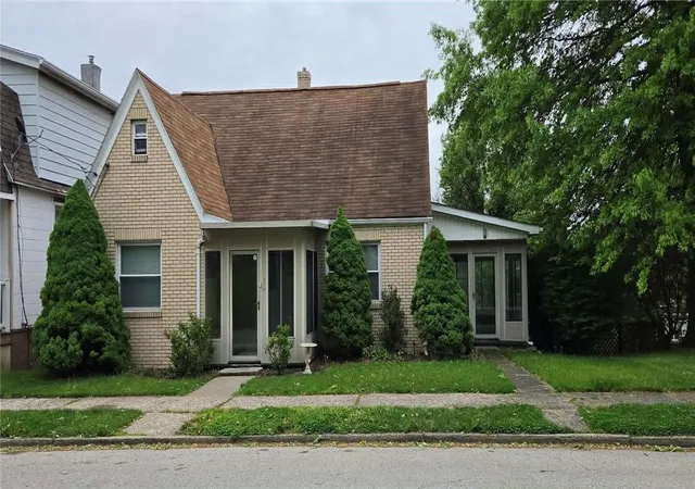 Homes for sale in Uniontown, PA | 156 Oakland Ave, Uniontown, PA 15401 | MLS# 1750553
