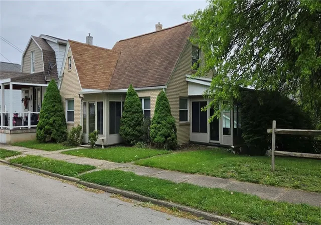 Homes for sale in Uniontown, PA | 156 Oakland Ave, Uniontown, PA 15401 | MLS# 1750553
