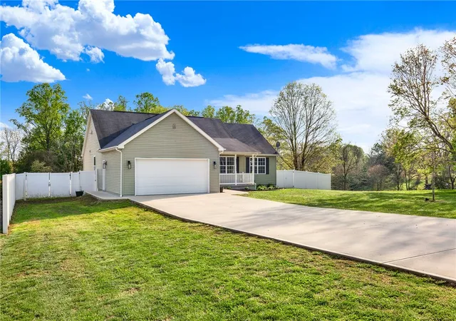 Photo 2 of Single family home for sale at 667 Old Frame Rd, Smithfield, PA 15478 | MLS# 1751796 | Listing updated on 2026-07-11