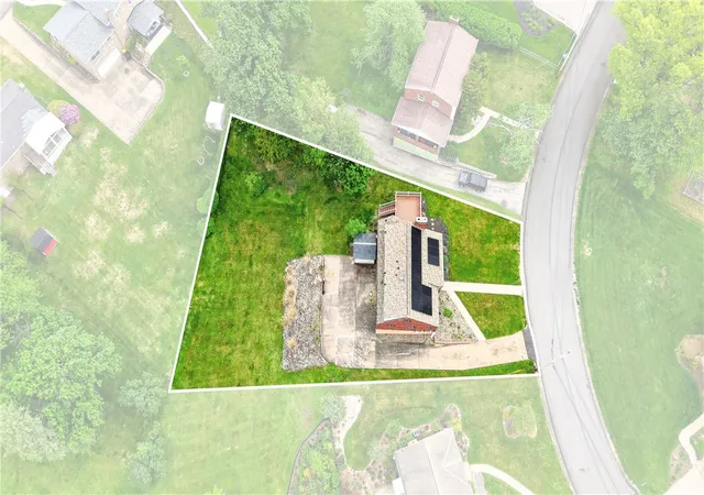 Photo 4 of Single family home for sale at 103 Minnock Dr, Ross Twp, PA 15237 | MLS# 1751909 | Listing updated on 2026-08-31