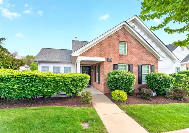 Homes for sale in Cranberry Twp, PA | 2104 Isleworth Ln, Cranberry Twp, PA 16066 | MLS# 1750646