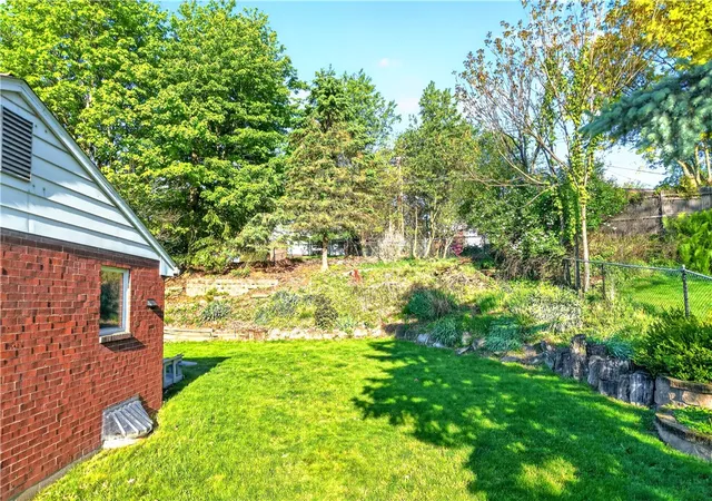 Photo 3 of Single family home for sale at 417 Peters Dr, Glenshaw, PA 15116 | MLS# 1752818 | Listing updated on 2026-06-17