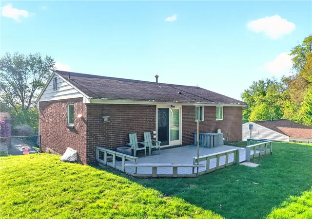 Photo 4 of Single family home for sale at 417 Peters Dr, Glenshaw, PA 15116 | MLS# 1752818 | Listing updated on 2026-06-17